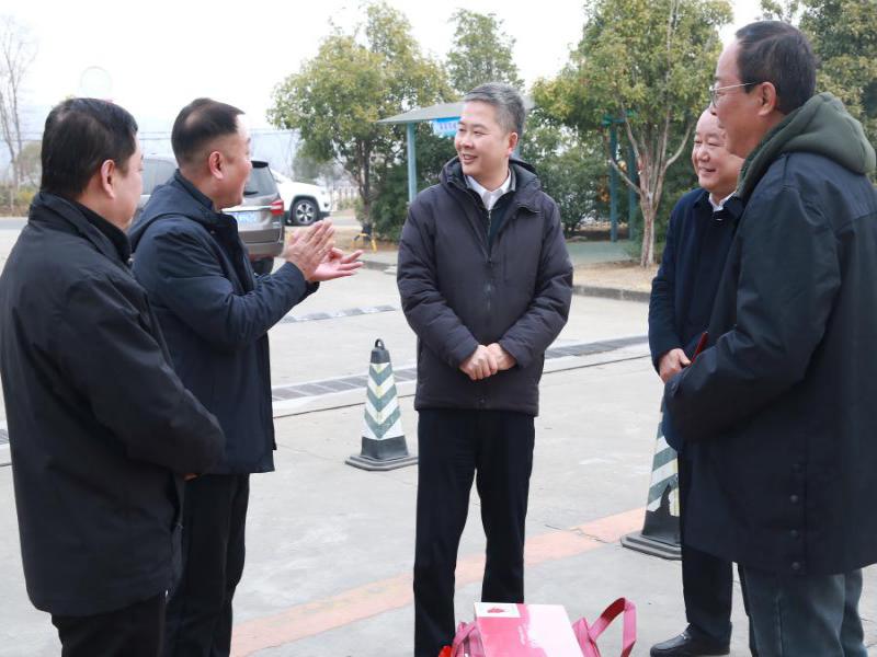 省總工會(huì)一行至安慶港華調(diào)研 看望慰問(wèn)勞模工匠